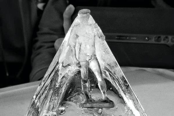 陈楸帆导师组作品《融》，正在融化的冰山里面的大卫雕像在慢慢显露出来
