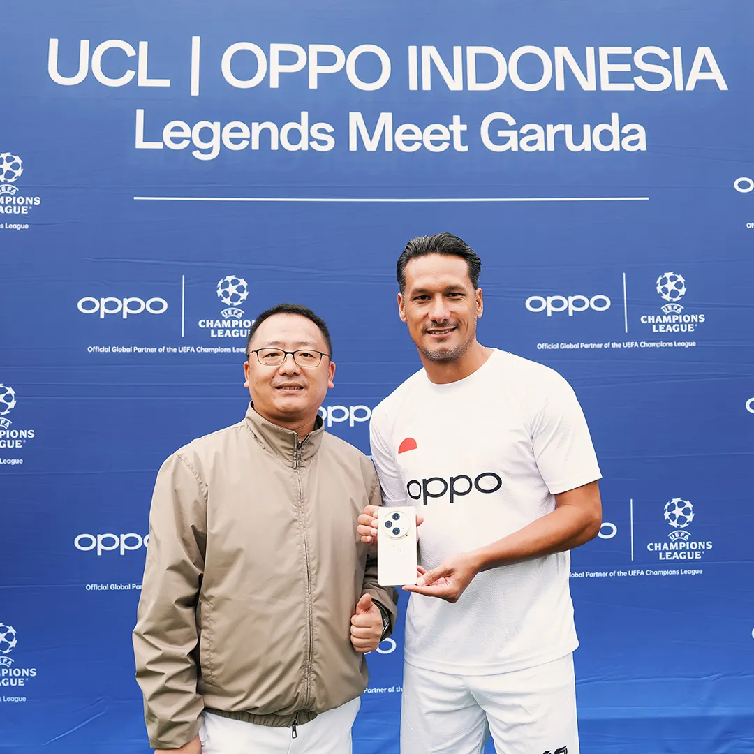 CEO Oppo Indonesia Mr.Jim Granting a Charter to Maitimo The Indonesia All-Star Legend