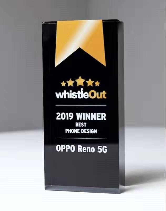 OPPO завоевала 2 премии WhistleOut Awards-2019 и представила экран-водопад.