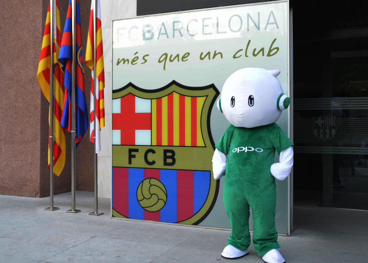 Ollie, la mascotte d’OPPO, se tient aux côtés du FC Barcelone