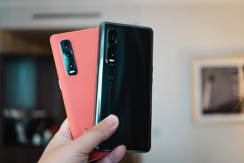 Orange imitation leather or black ceramic are the options for the Oppo Find X2 Pro. — Conan Zhao/Oppo/dpa