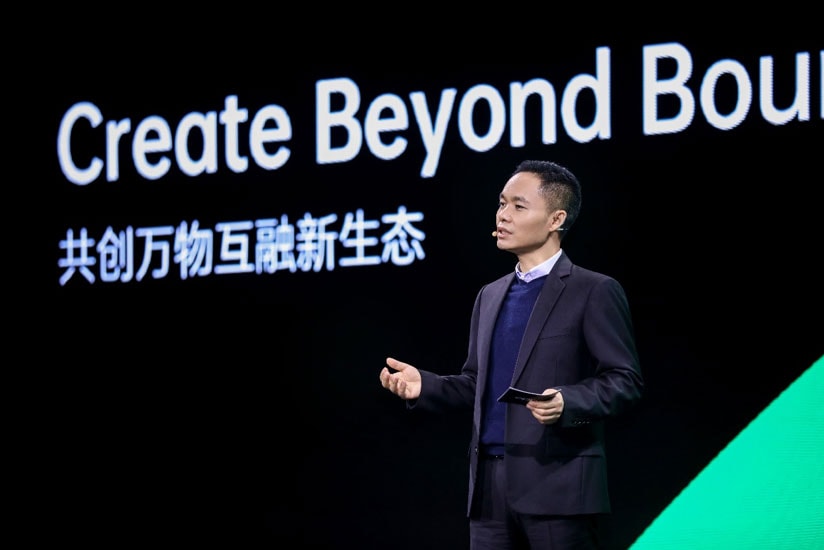 Tony Chen delivers a keynote speech on the future of intelligent connectivity